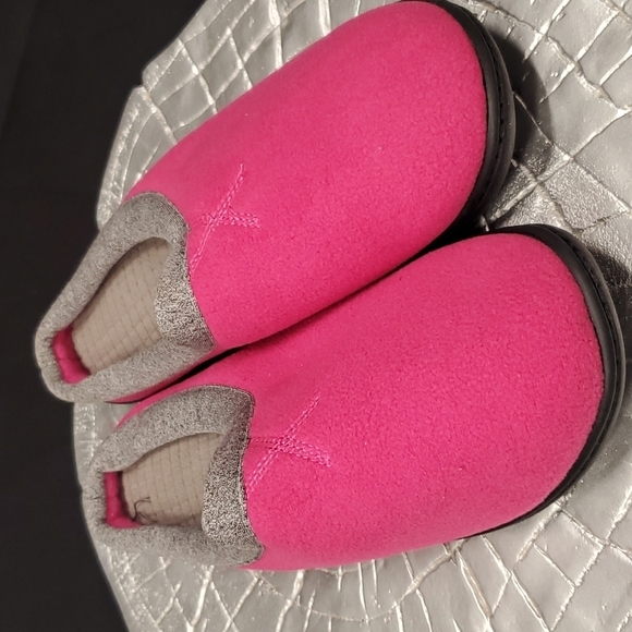 Isotoner Slippers SZ 7.5 to 8 - Picture 1 of 6
